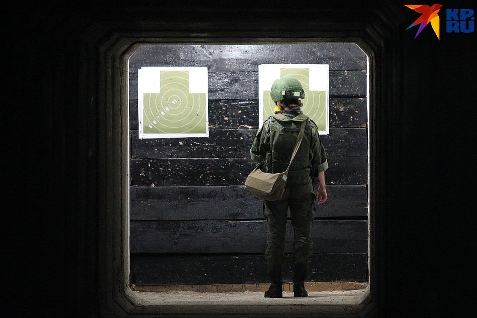 Каждый выстрел надо анализировать. Твои промахи останутся в памяти людей. Или на стене тира. Но куда страшнее потерять гильзу! Фото: Дмитрий АХМАДУЛЛИН