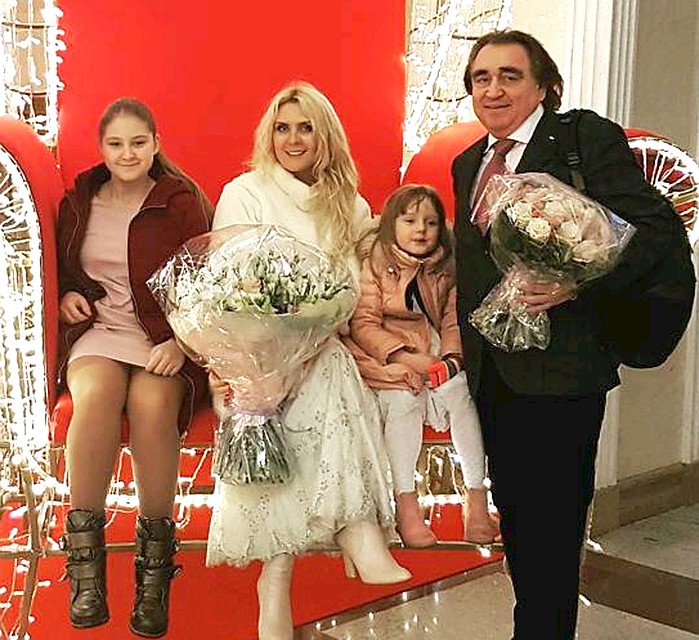 Вера Кононова с детьми и мужем. Фото: Личная страничка героя публикации в соцсети