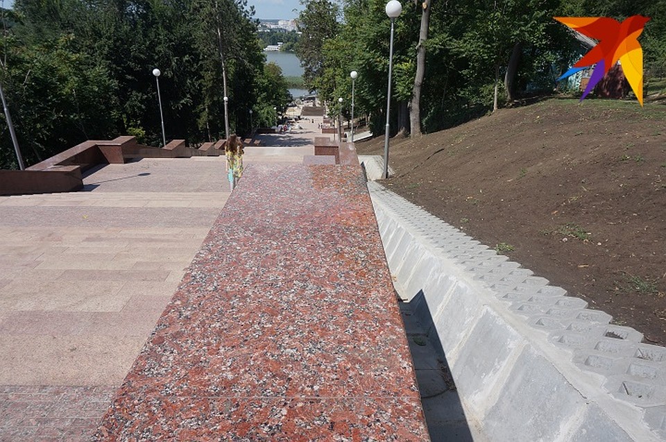 По одной стороне лестницы сделали новый водосток Фото: Наталья СИНЯВСКАЯ