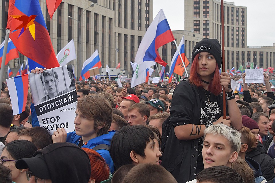 Молодежь в основном пришла на концерт, а не на митинг Фото: Владимир ВЕЛЕНГУРИН