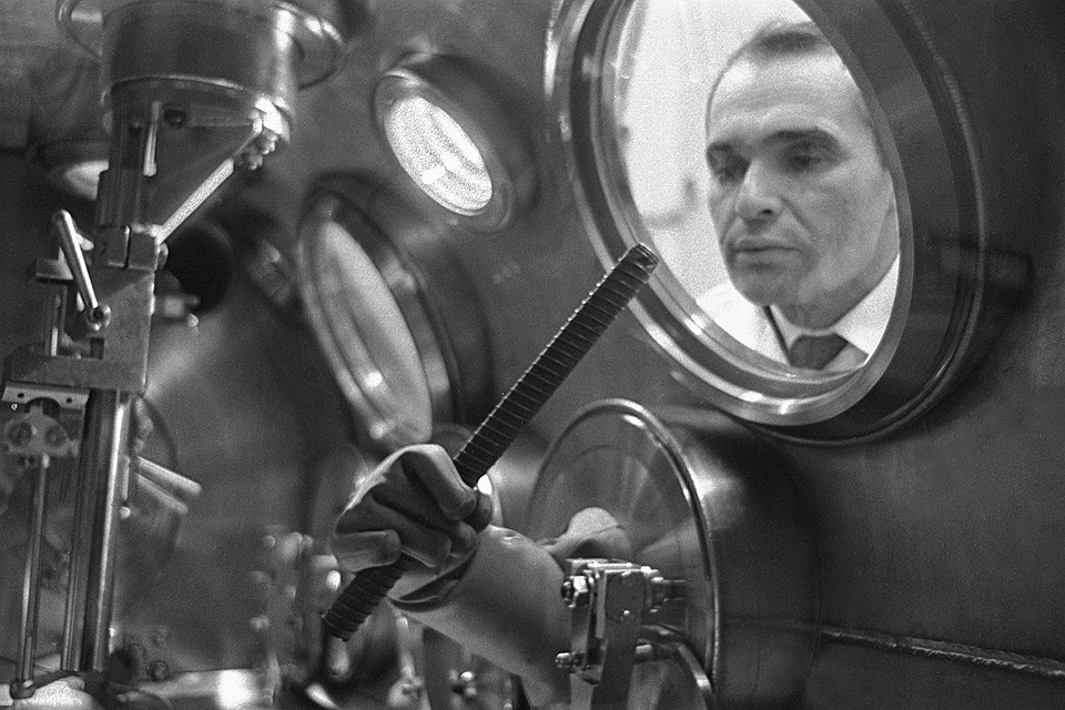 1970 год. Исследование лунного грунта, доставленного автоматической станцией "Луна-16", в приемной лаборатории Академии наук СССР. Фотохроника ТАСС