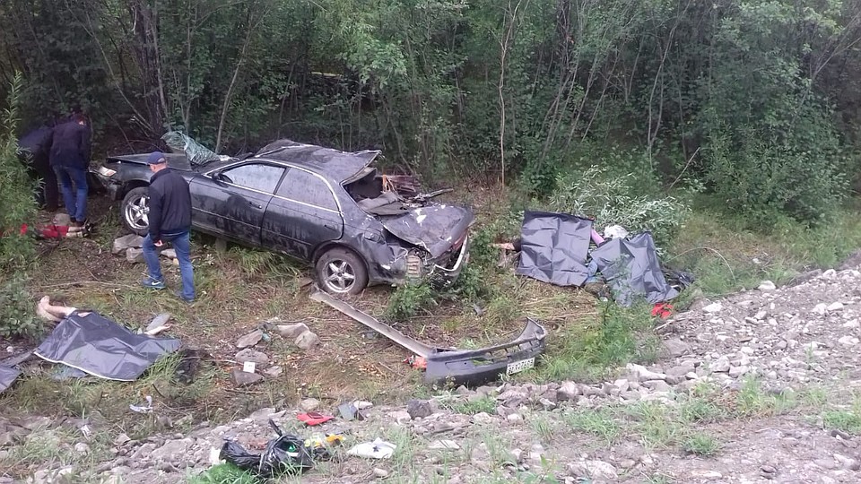 Чтобы вызволить людей из искореженной машины, спасателям пришлось применить деблокиратор.