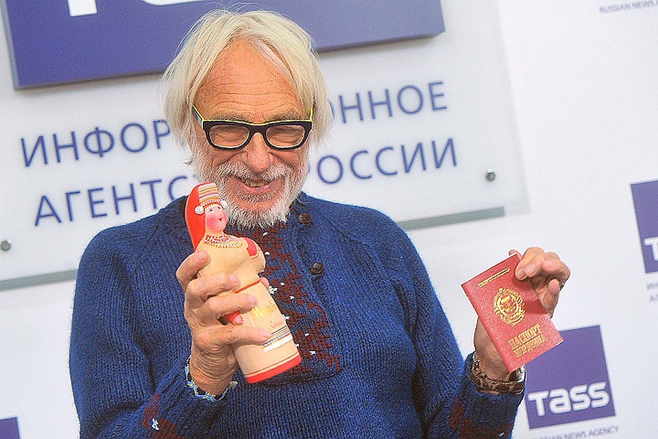 на гастролях по России Пьеру уже вручили паспорт мордвина Фото: Евгения ГУСЕВА