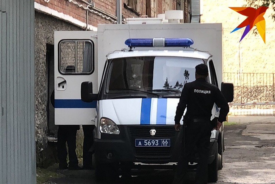 Виновника аварии увезли в автозаке.