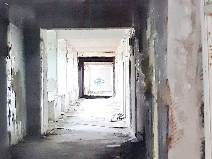 Начнем с того, что на входе нас, вместо грозной охраны с собаками, встретили лишь безобидные таблички: «Аварийное здание! Не входить!». Фото: Людмила Гамолина