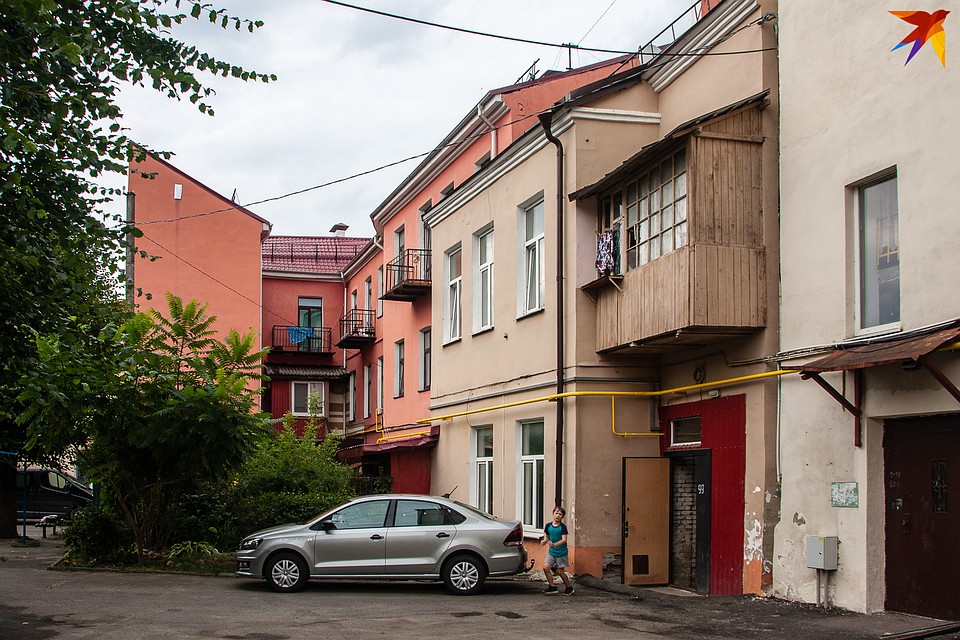 С обратной стороны Советской своя, негламурная жизнь. Фото: Оксана БРОВАЧ