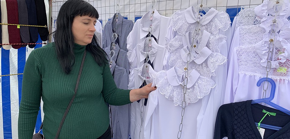 Предприниматель Любовь особой выручки от стояния у цирка не ждет, но надеется... Фото: Татьяна РУМЯНЦЕВА
