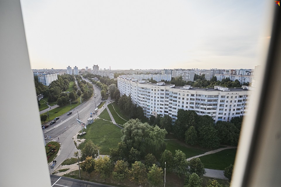 По вечерам из окна вид на закат Фото: Павел МАРТИНЧИК