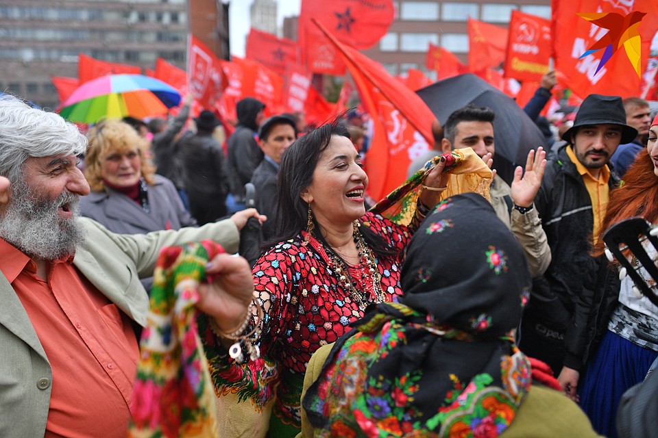 Цыганские пляски на митинге коммунистов России. Фото: Виктор ГУСЕЙНОВ