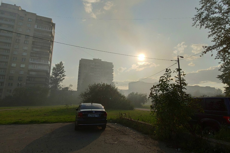 Окрестности заволокло дымом. Фото: vk.com/spb_today