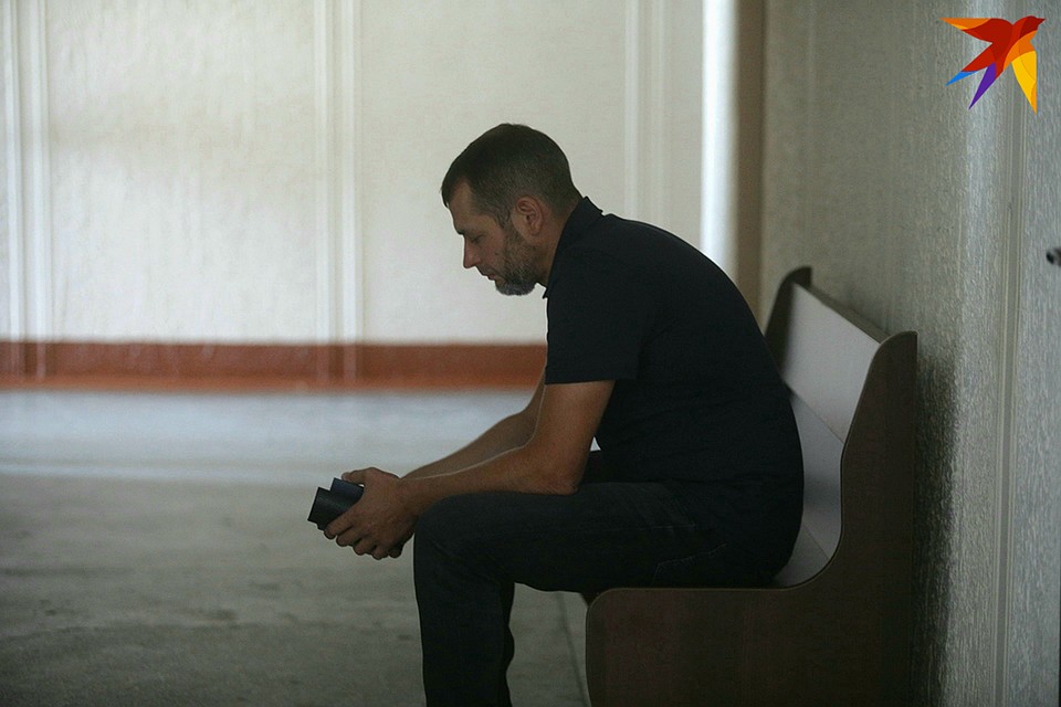 Отец убитого 11-классника Саши, Сергей Романов, сидит один на пустой скамейке. Фото: Павел МАРТИНЧИК