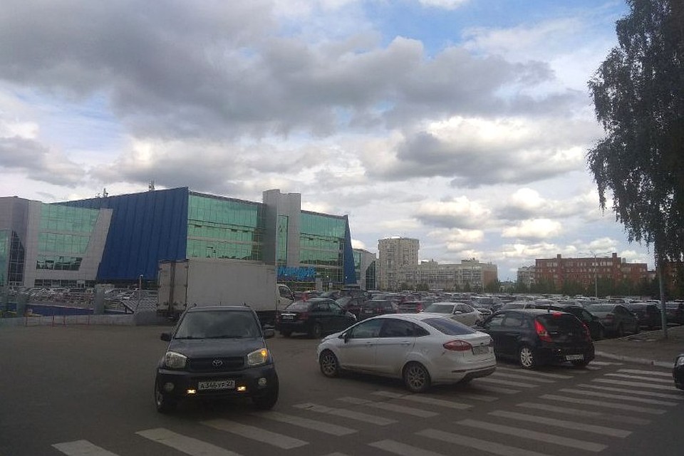 На парковке практически не было мест, а на дорогах возникли пробки Фото: Екатерина БОРМОТОВА