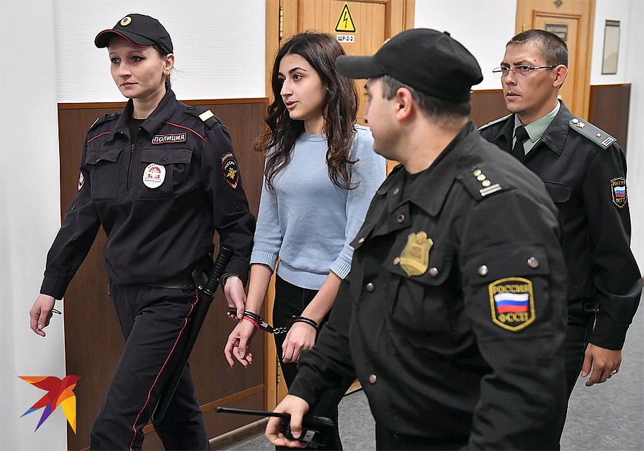 Крестина Хачатурян перед началом судебного заседания, сентябрь 2018 г. Фото: Виктор ГУСЕЙНОВ