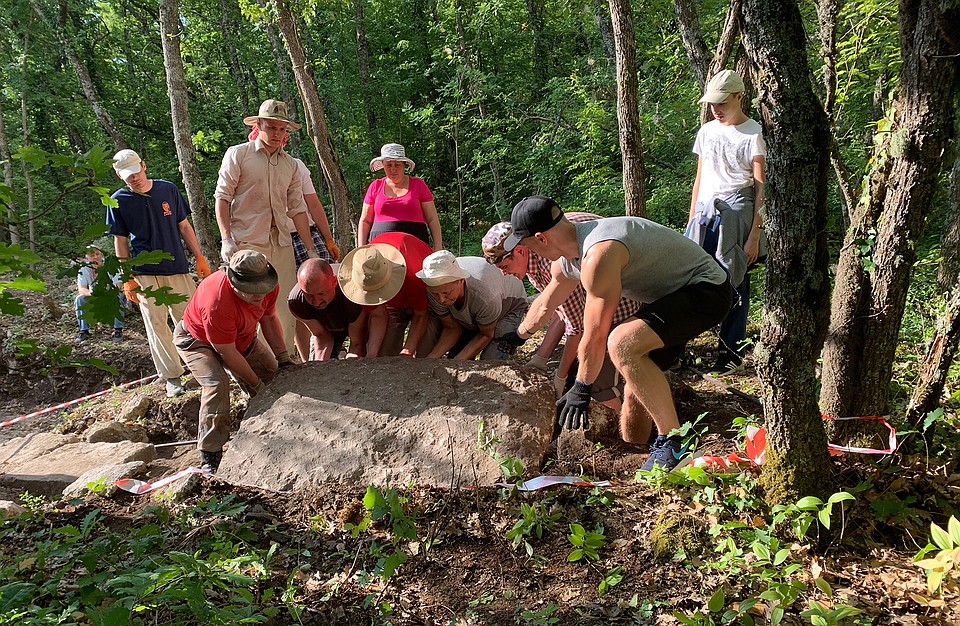 Команда археологов вскрывает гробницу. Фото: пресс-служба КФУ им. В.И. Вернадского