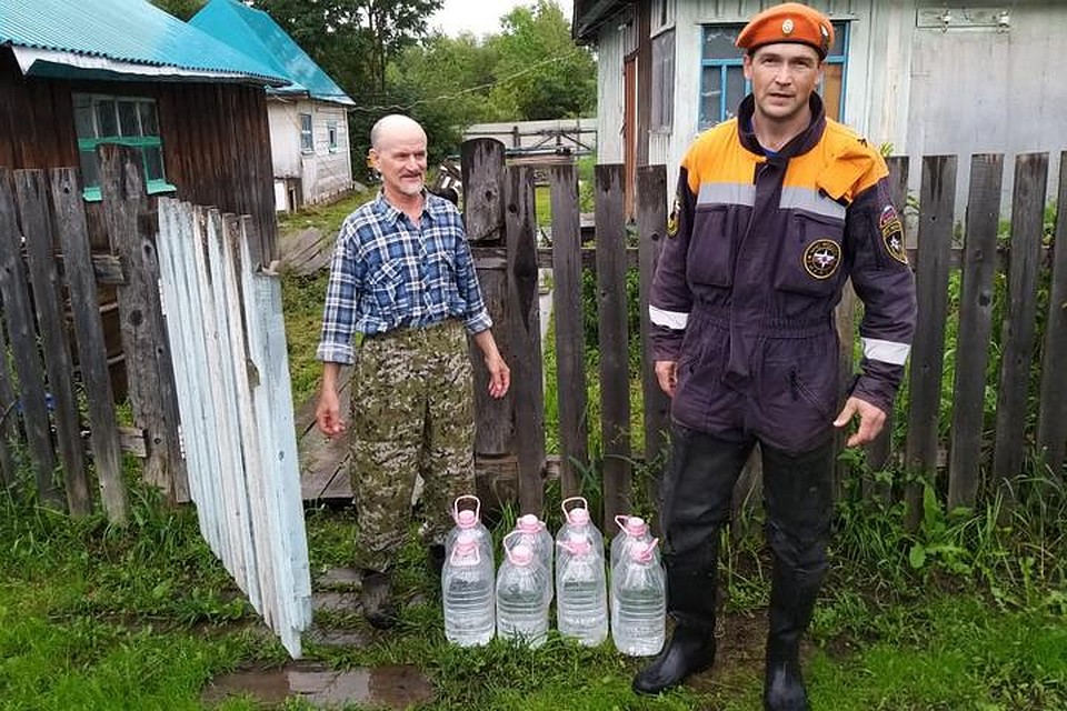 В населенных пунктах оказавшихся на пути паводка спасатели помогают населению Фото: ГУ МЧС России по Хабаровскому краю