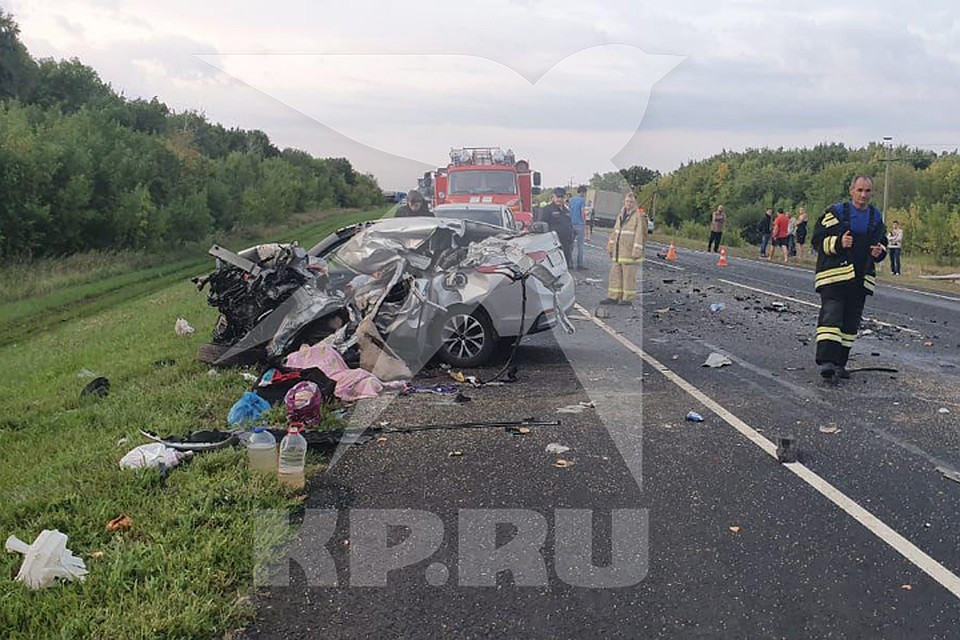 В иномарке чудом остались в живых два пассажира. Сейчас они в реанимации. Фото: Комсомольская правда.
