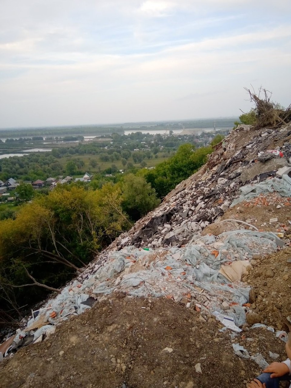 Свалка не берегу Оби. Фото Анастасии Карауловой.
