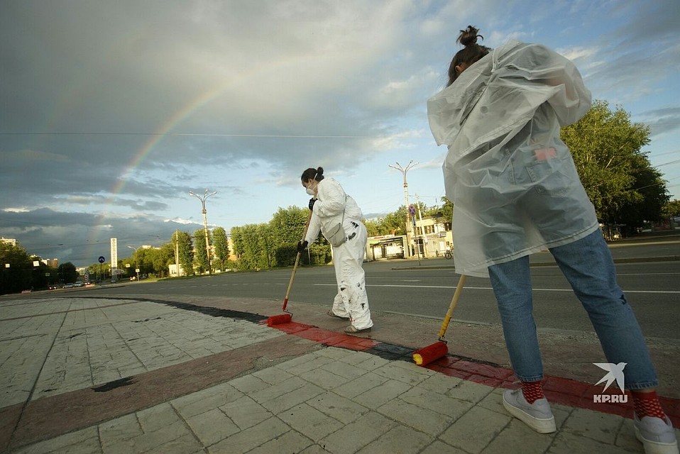 В середине июля коммунальщики положили асфальт на работу уличных художников.