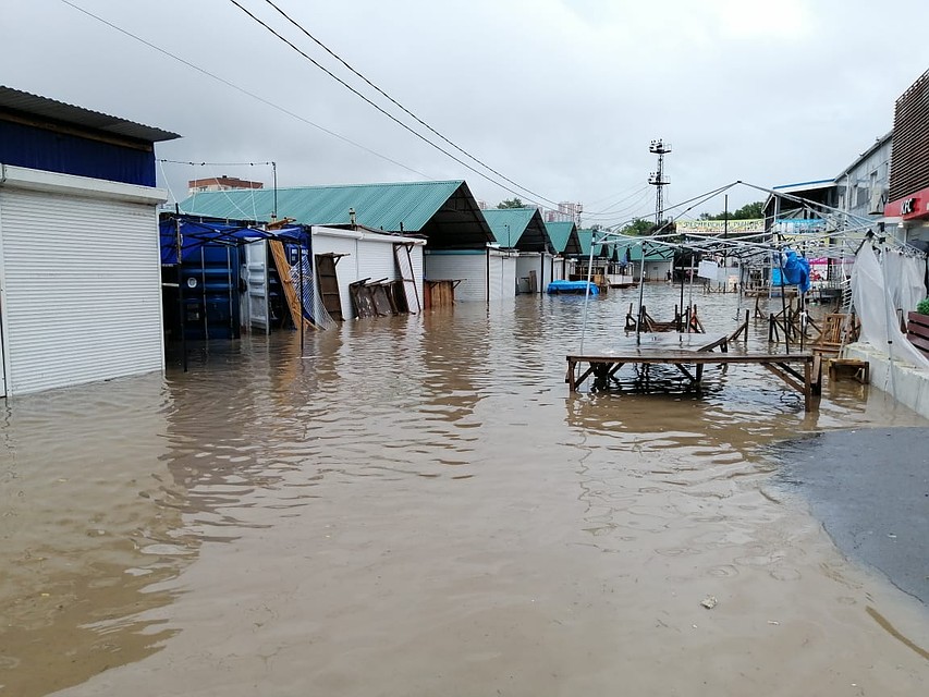 Помпы не справляются с таким количеством воды. Фото: предоставлено очевидцами
