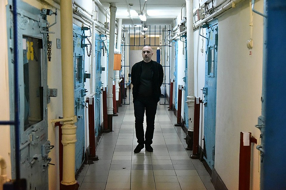 Захар Прилепин ради съемок приехал в реальную колонию в Новосибирске.