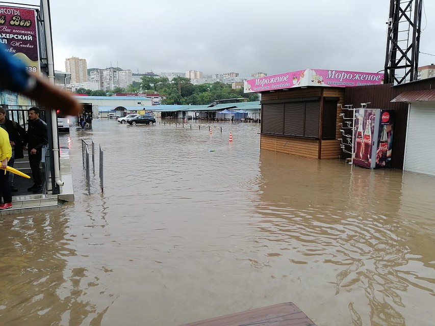 Под воду ушли торговые точки. Фото: Социальные сети