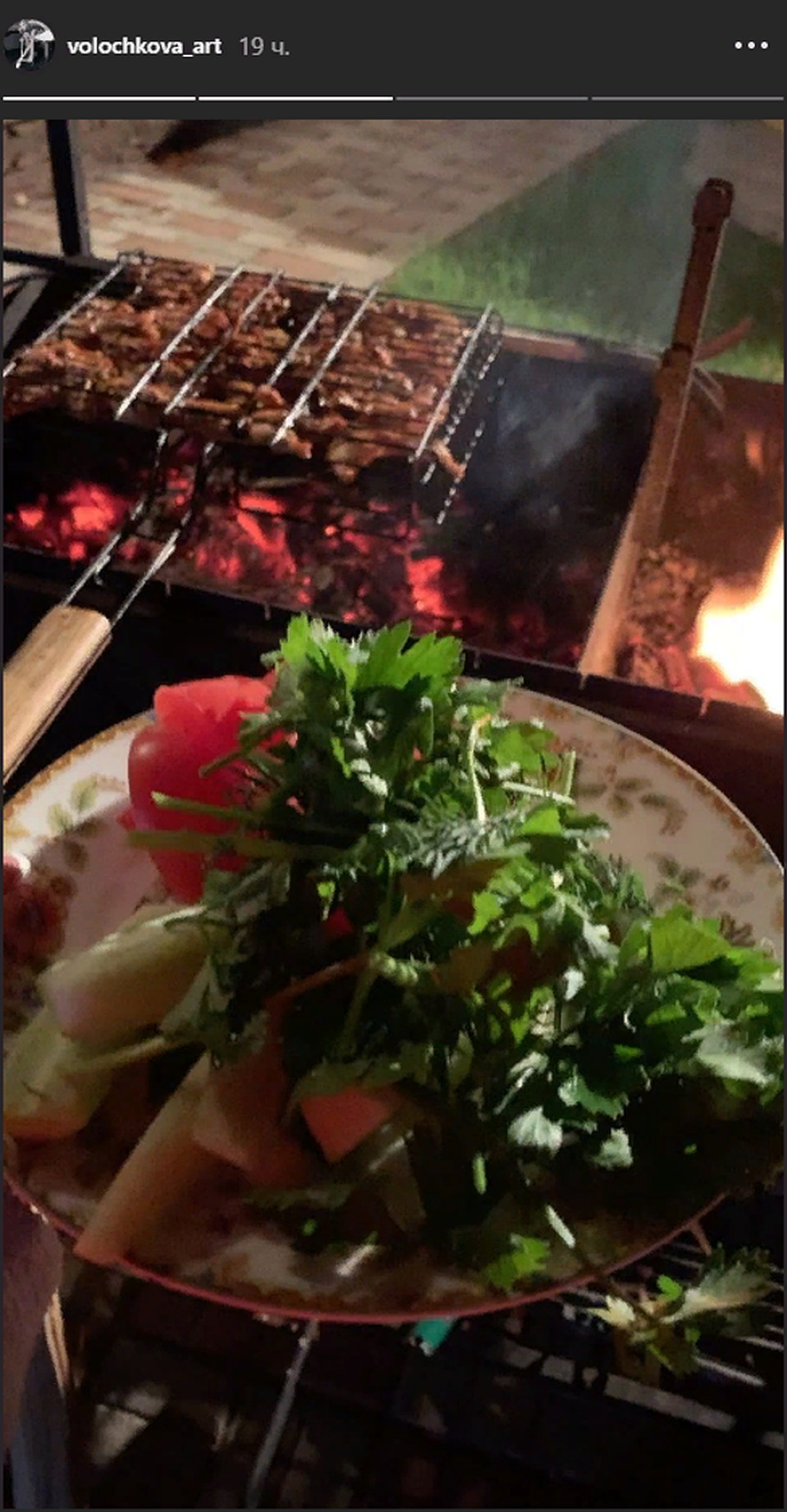 Анастасия пообещала, что не даст себя накормить мясом и ограничится только салатом. Фото: Инстаграм.