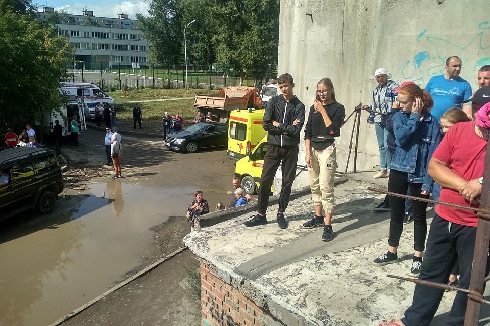 За работами наблюдают журналисты и неравнодушные сибиряки. Фото: Алена МАРТЫНОВА