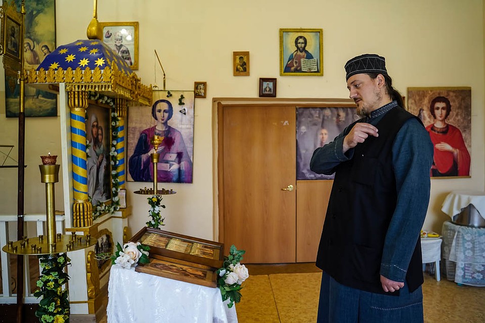 Отец Андрей не считает, что осужденные сильно отличаются от тех, кто на свободе Фото: Светлана МАКОВЕЕВА