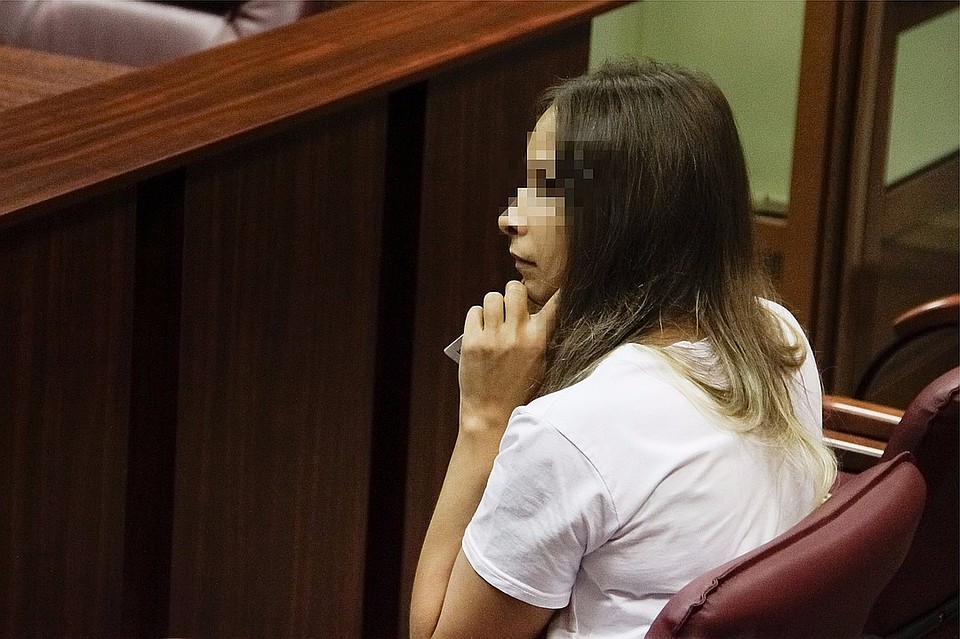 Мать убитой девочки писала отчиму умоляющие эсэмэски, требуя не бить детей. Но на суде его выгораживала.