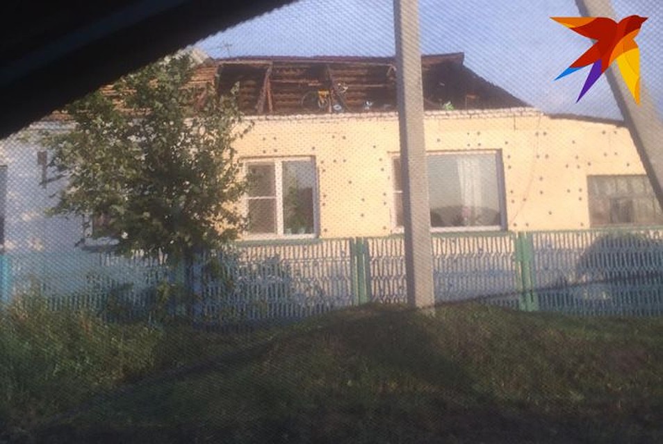 Из-за сильного ветра пострадали не только жилые дома, но местный Дом культуры. Фото: читатели КП-Новосибирск