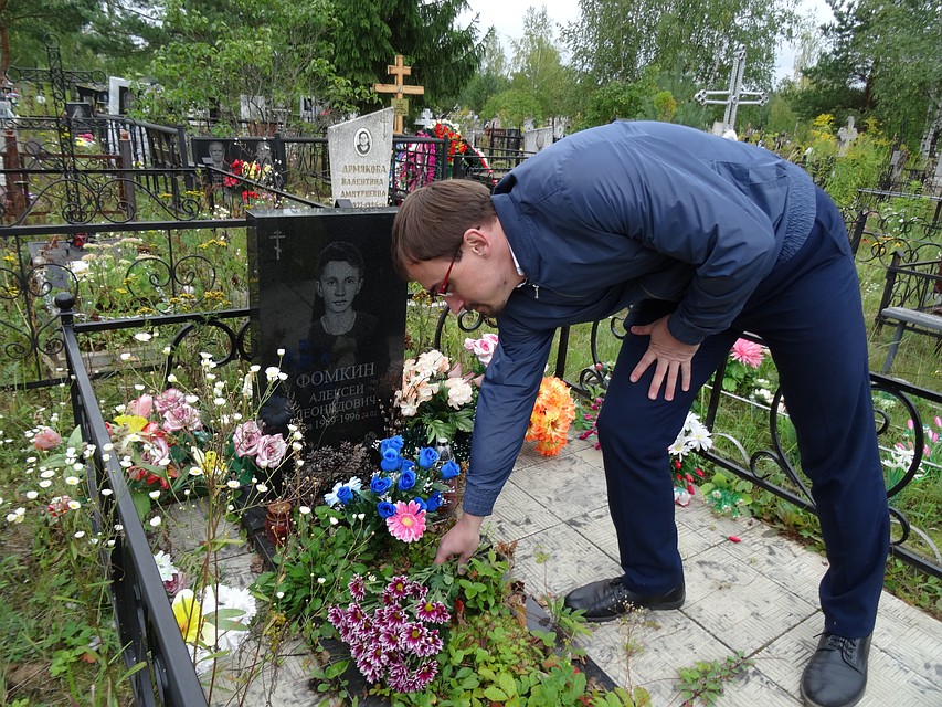 Владимирский активист Юрий Борисов обошел все кладбище, чтобы разыскать Алексея Фомкина Фото: Валерия ПРОНИНА
