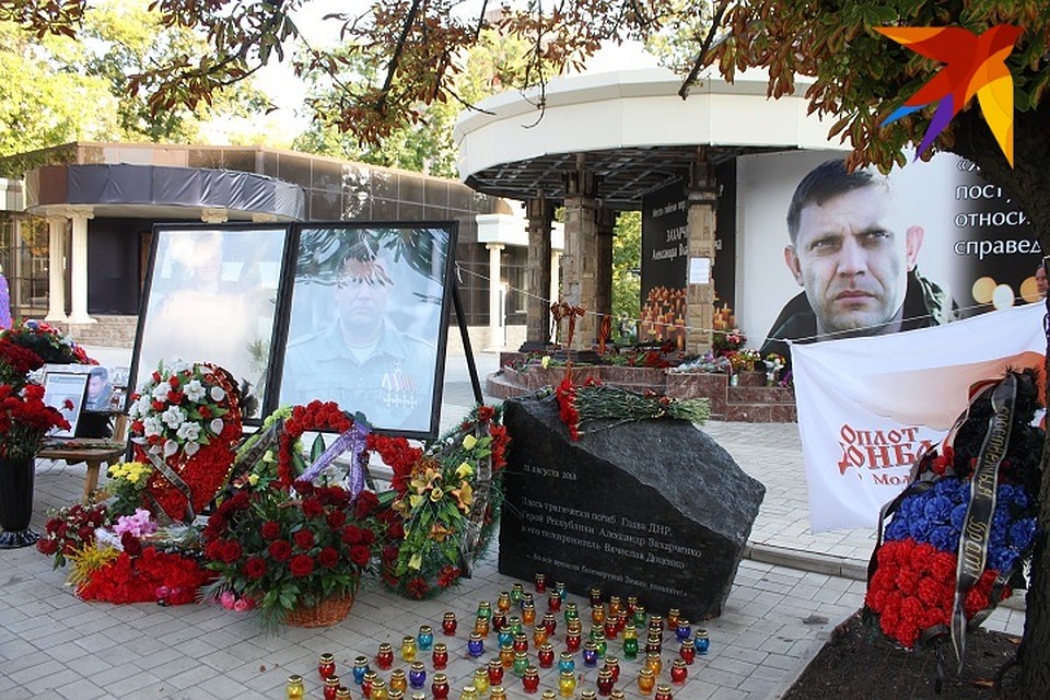 Дончане несут цветы с самого утра Фото: Никита МАКАРЕНКОВ, Павел ХАНАРИН