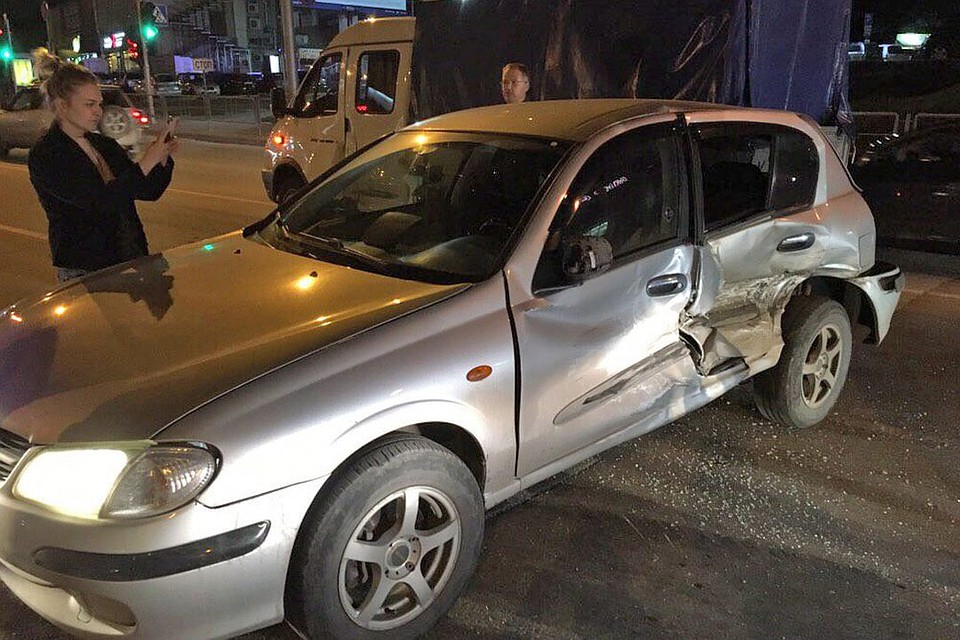 Больше всего в аварии досталось "Ниссану". Фото: Новосибирская служба эвакуации «АСТ-54»
