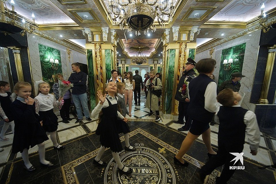 Первоклашки с удивлением смотрят на ремонт. Фото: Алексей БУЛАТОВ