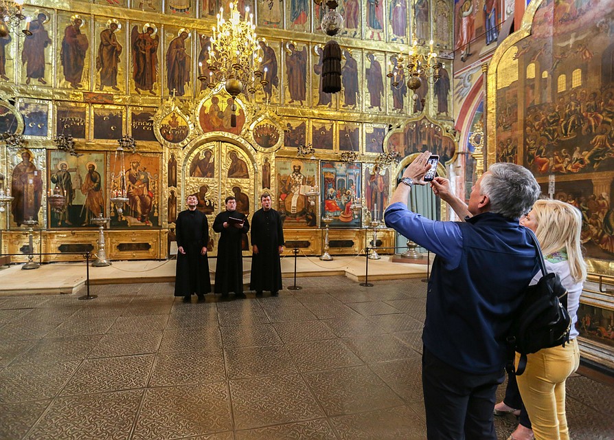 В Спасо-Евфимиевом монастыре перед гостями выступили певчие. А после рассказали, как пели в Карнеги-холле в Нью-Йорке. Фото: Посольство США в Москве