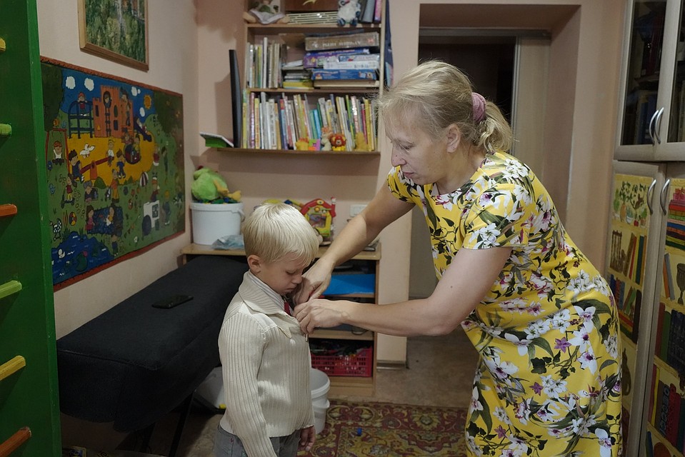 Младших детей собирает мама. Фото: Ульяна ШЕВЧЕНКО