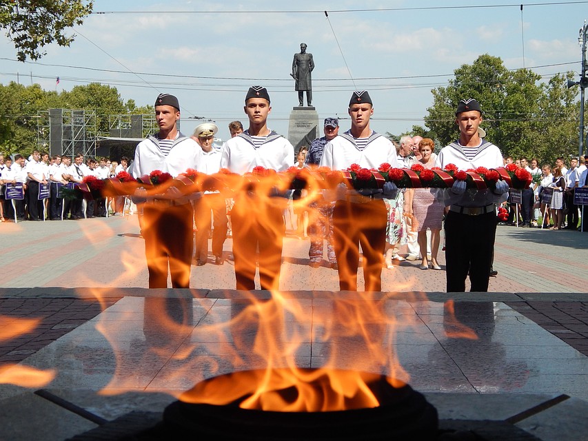 На площади Нахимова в Севастополе прошло торжественное возложение цветов Фото: Дмитрий МЕТЁЛКИН