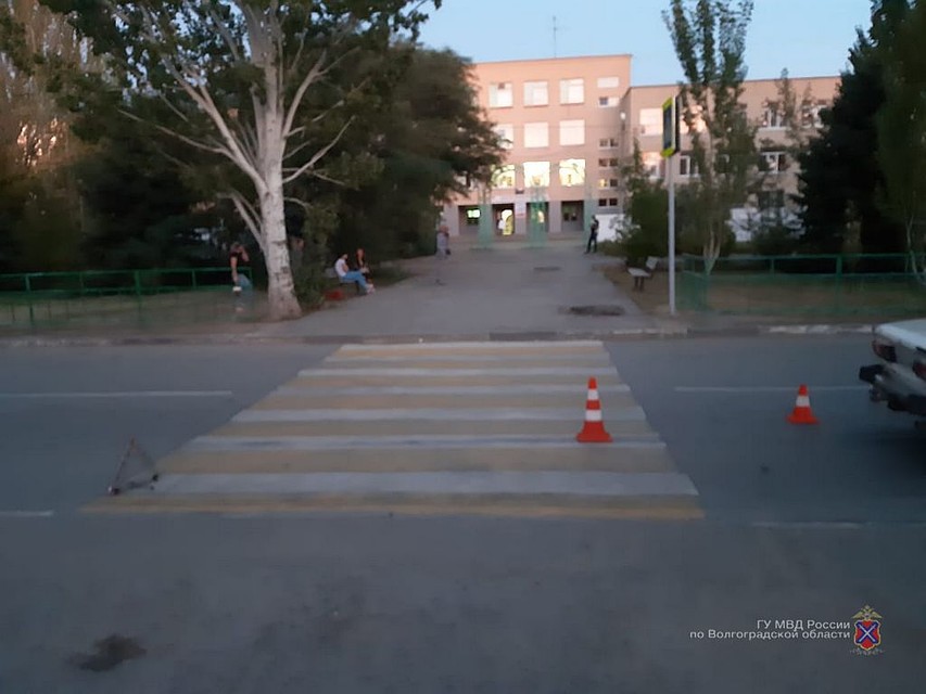 Женщина говорит, что дети сами выбежали. Но это переход, водитель обязан притормозить в любом случае. Фото: ГУ МВД по Волгоградской области
