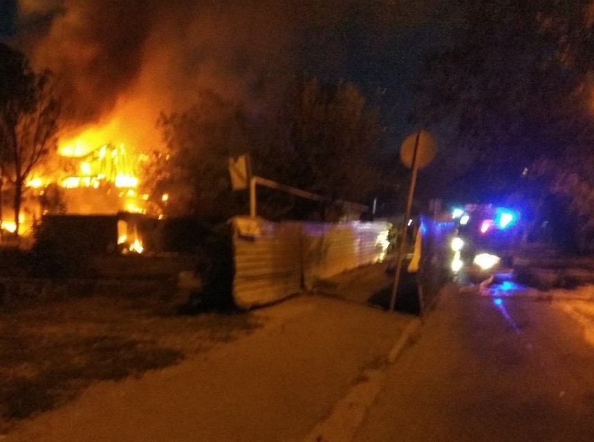 Пожар охватил 100 кв. метров. Фото: vk "Ростов Главный — новости Ростова-на-Дону" Никита Косяк