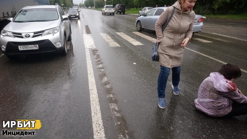 Пострадавшую женщину сразу доставили в больницу. Фото: сообщество "Инцидент Ирбит"