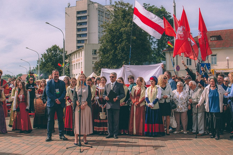 Праздник проходил под государственными и историческими флагами. Фото: vk.com/siadziba