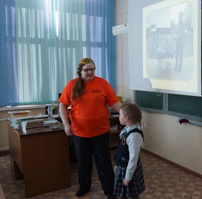 Людмила Чучалина проводит для детей уроки безопасности «Школа Лиза Алерт». Фото из личного архива героев материала.