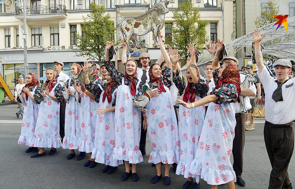 Улица пела и плясала - на сценах выступали столичные коллективы Фото: Владимир ВЕЛЕНГУРИН