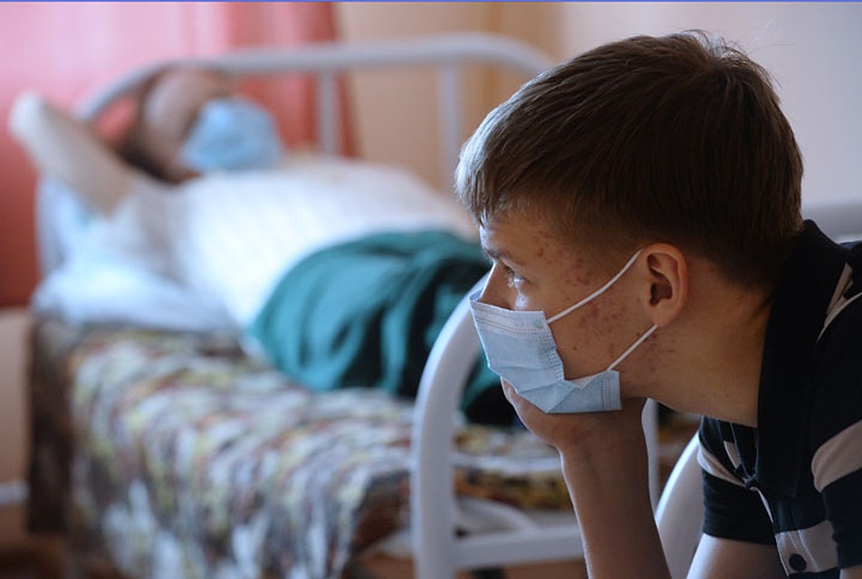 Ухаживая за больным, не забывайте надевать медицинскую маску. Фото: Олег РУКАВИЦЫН