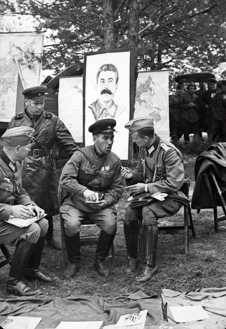 Немецкие и советские военные совещаются в Брест-Литовске (22 сентября 1939 г.) Фото: pikabu.ru.