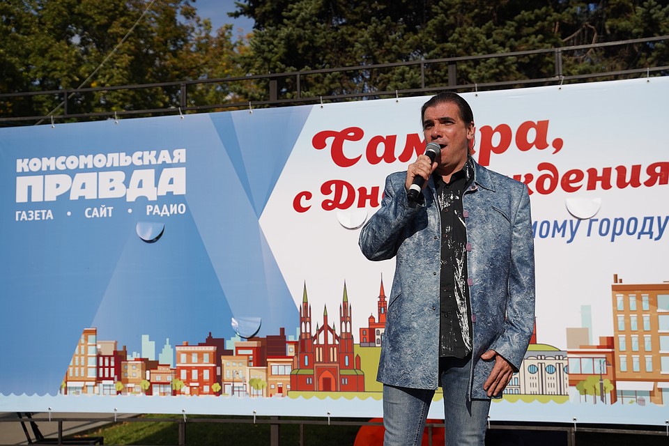 С Днем города гостей праздника поздравил певец Михаил Морозов Фото: Светлана МАКОВЕЕВА