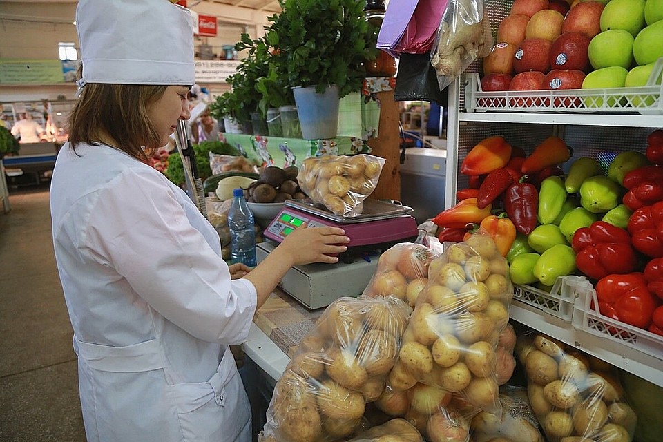 Некоторые покупатели забывают взвесить товар Фото: Мария ЛЕНЦ