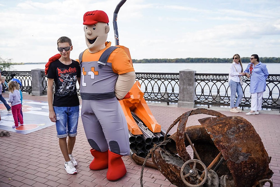 Гостей площадки "Т Плюс" встречал энергетик Теплослав.