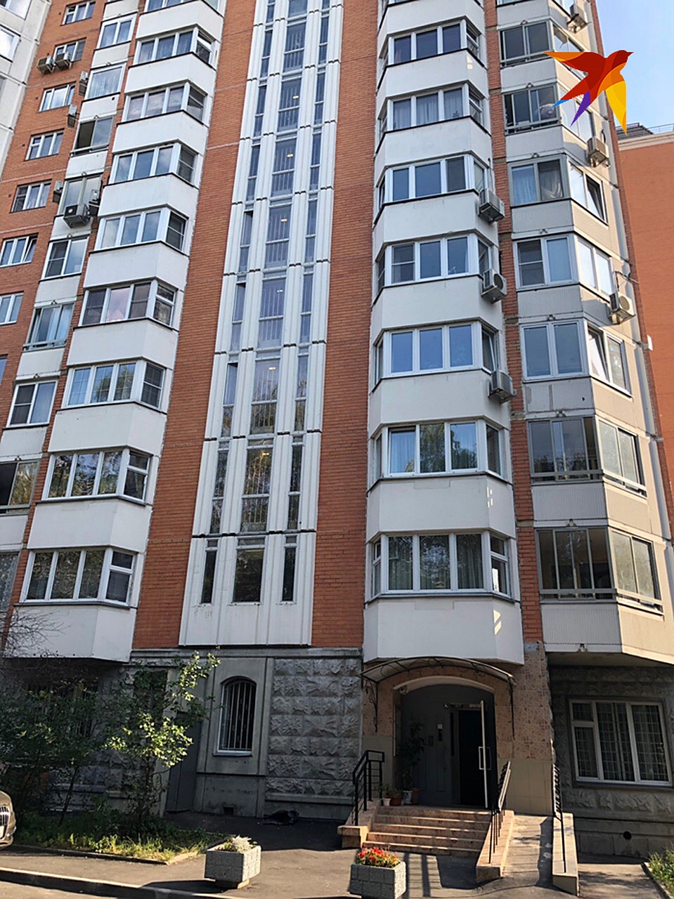Супруги 53-летний Владимир и 39-летняя Нана вместе с сыном переехали в квартиру на 15-ом этаже новостройки около полугода назад Фото: Мария ШЕСТЕРИКОВА