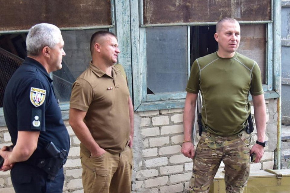 Вячеслав Аброськин (справа) заявил о намерении стать мэром Мариуполя. Заместителем у него будет соратник Дмитрия Яроша – командир 8-го батальона УДА Андрей Гергета (в центре). Фото: Пресс-служба НПУ